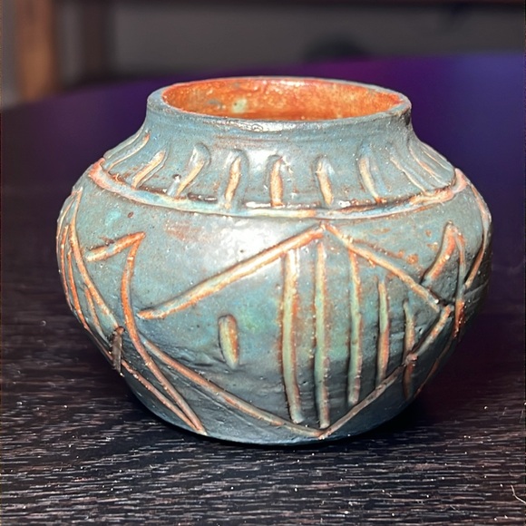 Annalise Wade Inuit Native American pottery incised fish small vase planter pot - Picture 8 of 8